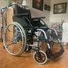 Elektrický invalidní vozík s ovládáním na řídítkách