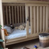 Prod�m postel pro handicapovan� s bezpe�nostn� ohr�dkou