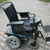 Elektrický invalidní vozík.